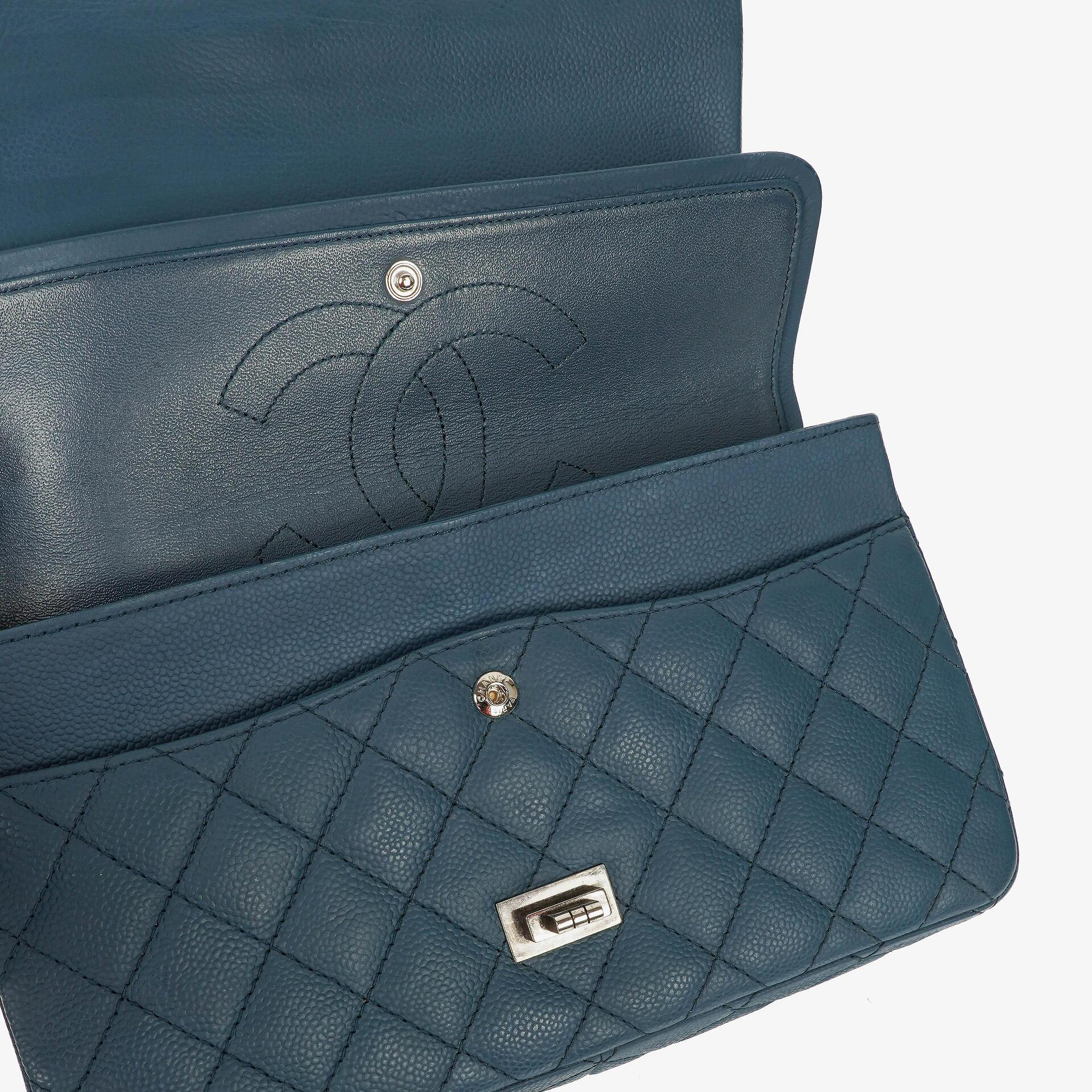 Chanel 2.55 Reissue Double Flap Tasche aus blauem gestepptem Caviar-Leder mit Ruthenium-Beschlägen