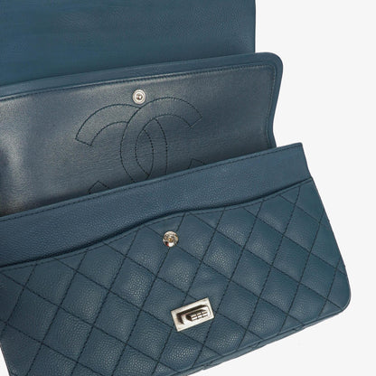 Chanel 2.55 Reissue Double Flap Tasche aus blauem gestepptem Caviar-Leder mit Ruthenium-Beschlägen