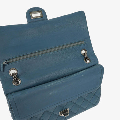 Chanel 2.55 Reissue Double Flap Tasche aus blauem gestepptem Caviar-Leder mit Ruthenium-Beschlägen