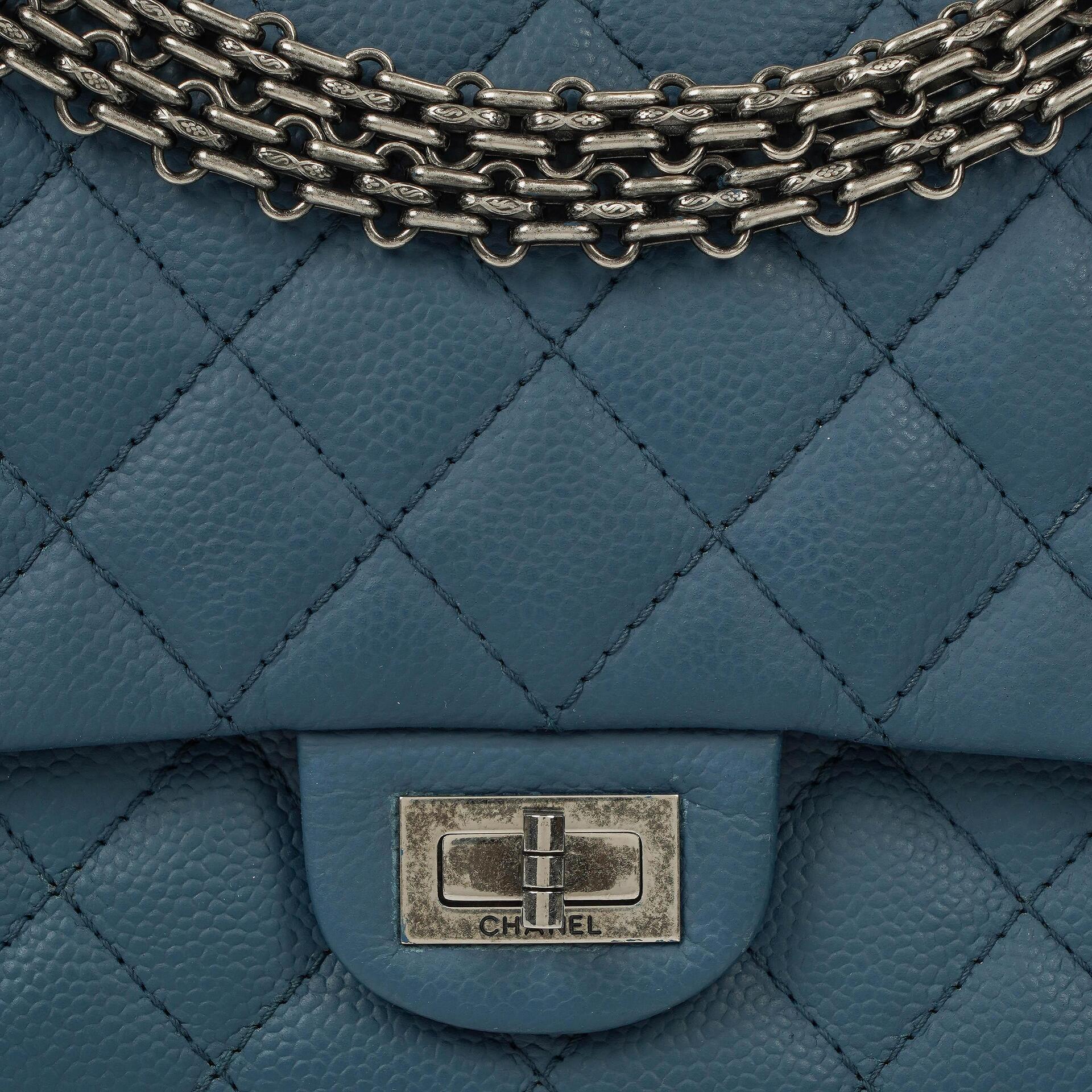 Chanel 2.55 Reissue Double Flap Tasche aus blauem gestepptem Caviar-Leder mit Ruthenium-Beschlägen