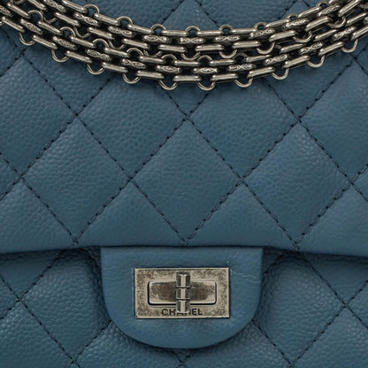 Chanel 2.55 Reissue Double Flap Tasche aus blauem gestepptem Caviar-Leder mit Ruthenium-Beschlägen