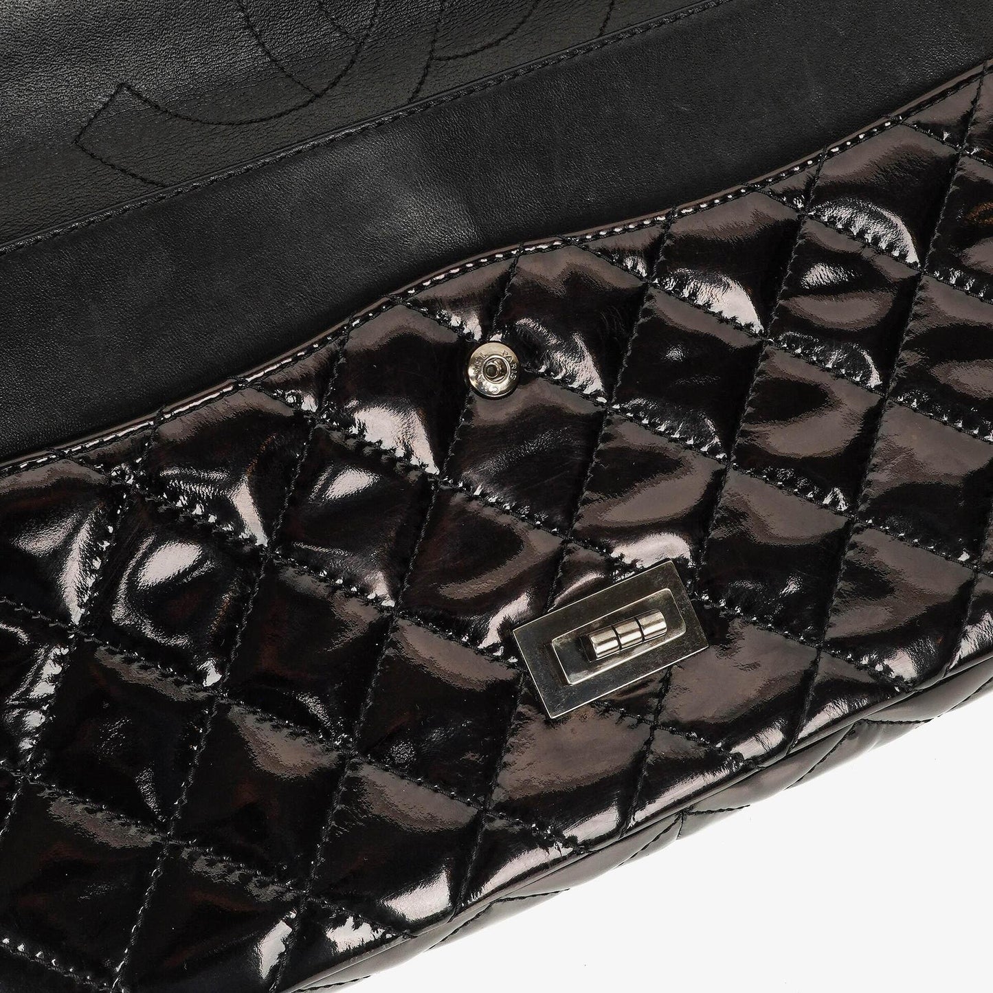 Chanel 2.55 Reissue 227 Double Flap Tasche aus Lackleder mit Ruthenium-Beschlägen