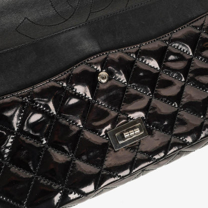 Chanel 2.55 Reissue 227 Double Flap Tasche aus Lackleder mit Ruthenium-Beschlägen