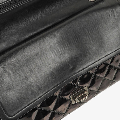 Chanel 2.55 Reissue 227 Double Flap Tasche aus Lackleder mit Ruthenium-Beschlägen