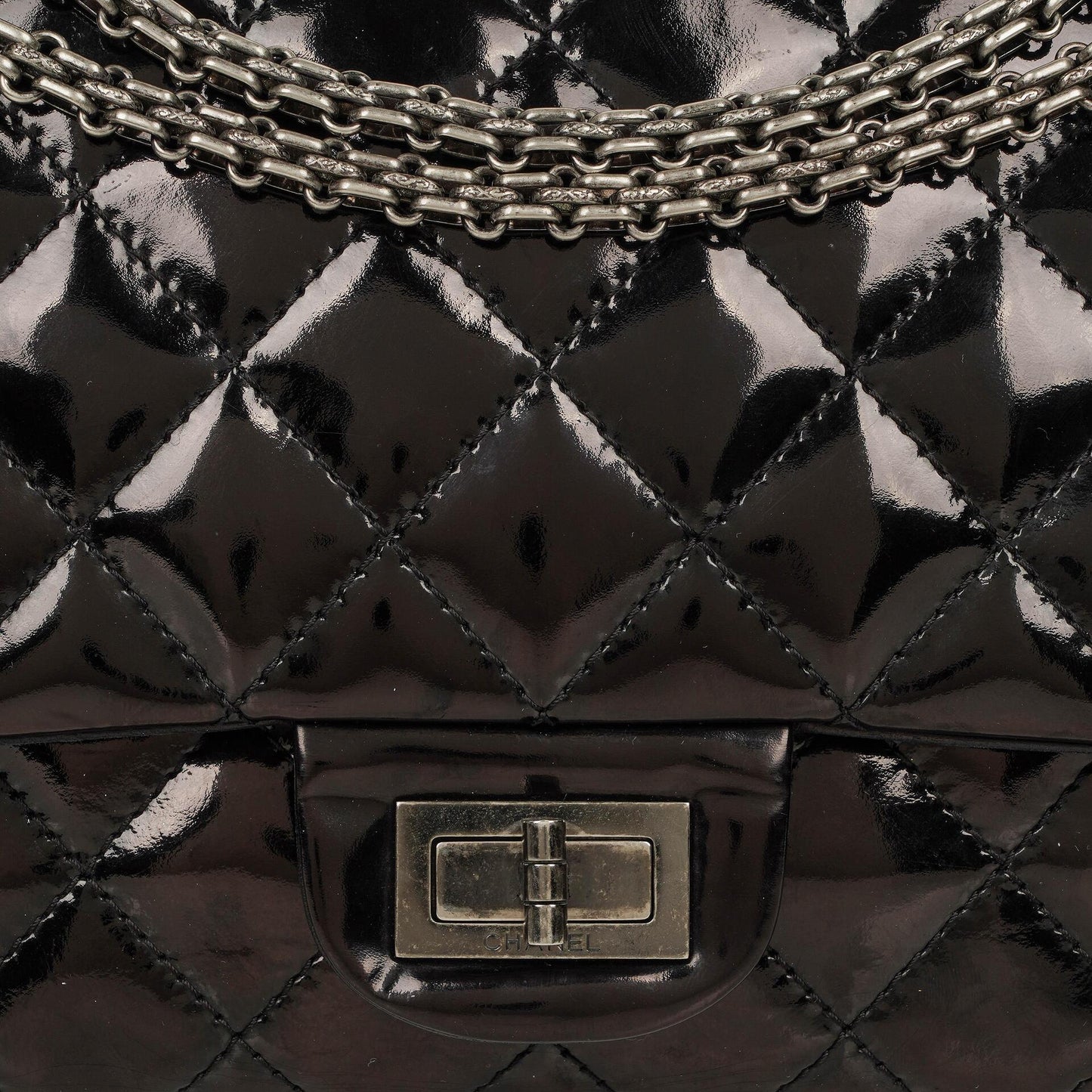 Chanel 2.55 Reissue 227 Double Flap Tasche aus Lackleder mit Ruthenium-Beschlägen
