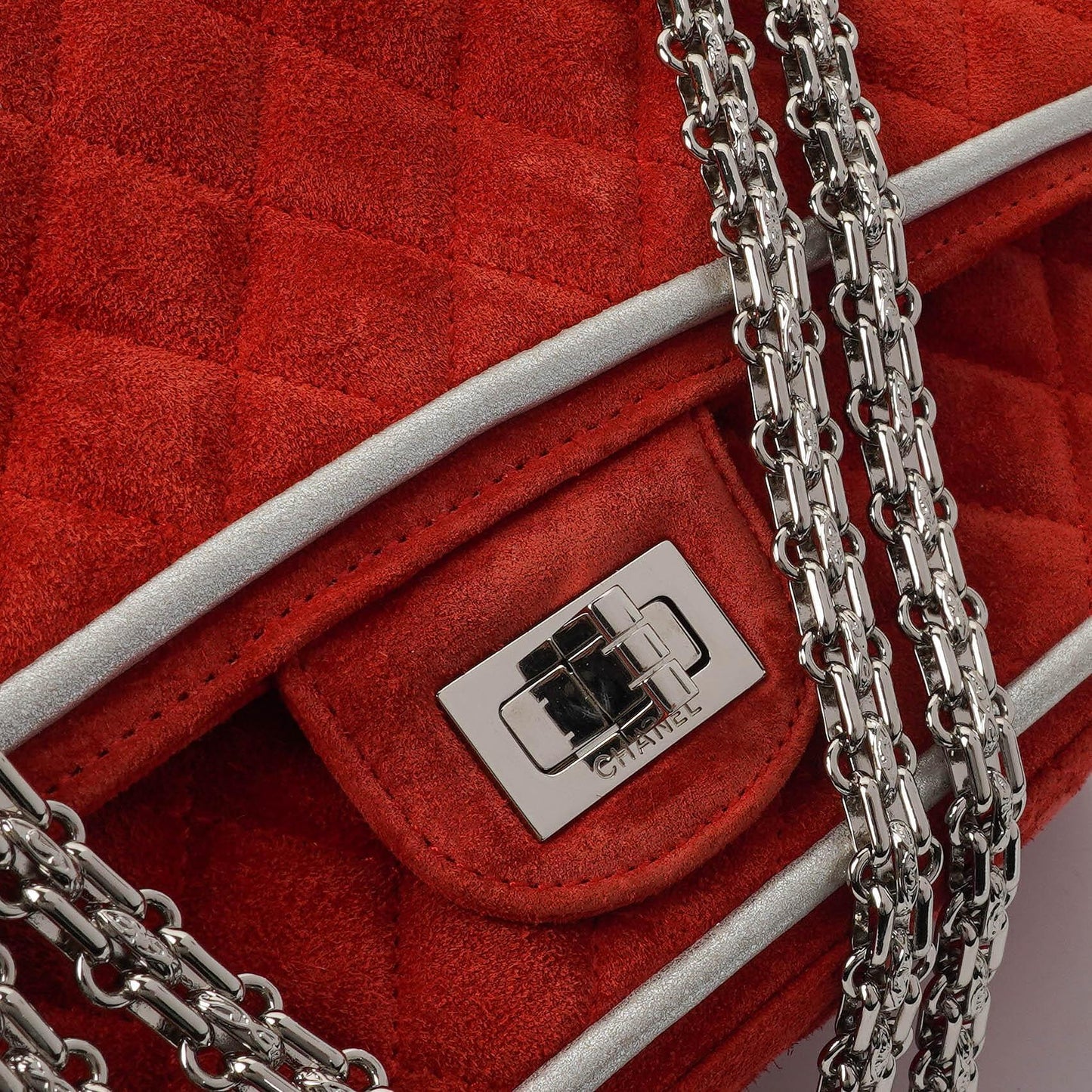 Chanel 2.55 Reissue Medium Double Flap Tasche aus rotem Wildleder und silbernem Leder