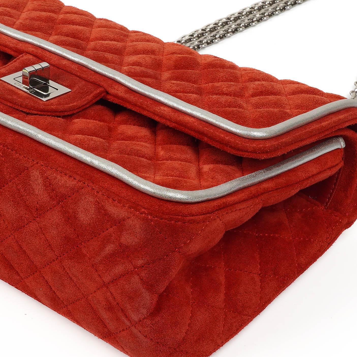 Chanel 2.55 Reissue Medium Double Flap Tasche aus rotem Wildleder und silbernem Leder