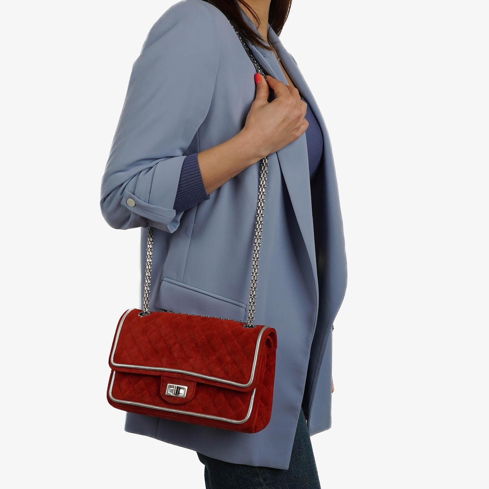Chanel 2.55 Reissue Medium Double Flap Tasche aus rotem Wildleder und silbernem Leder