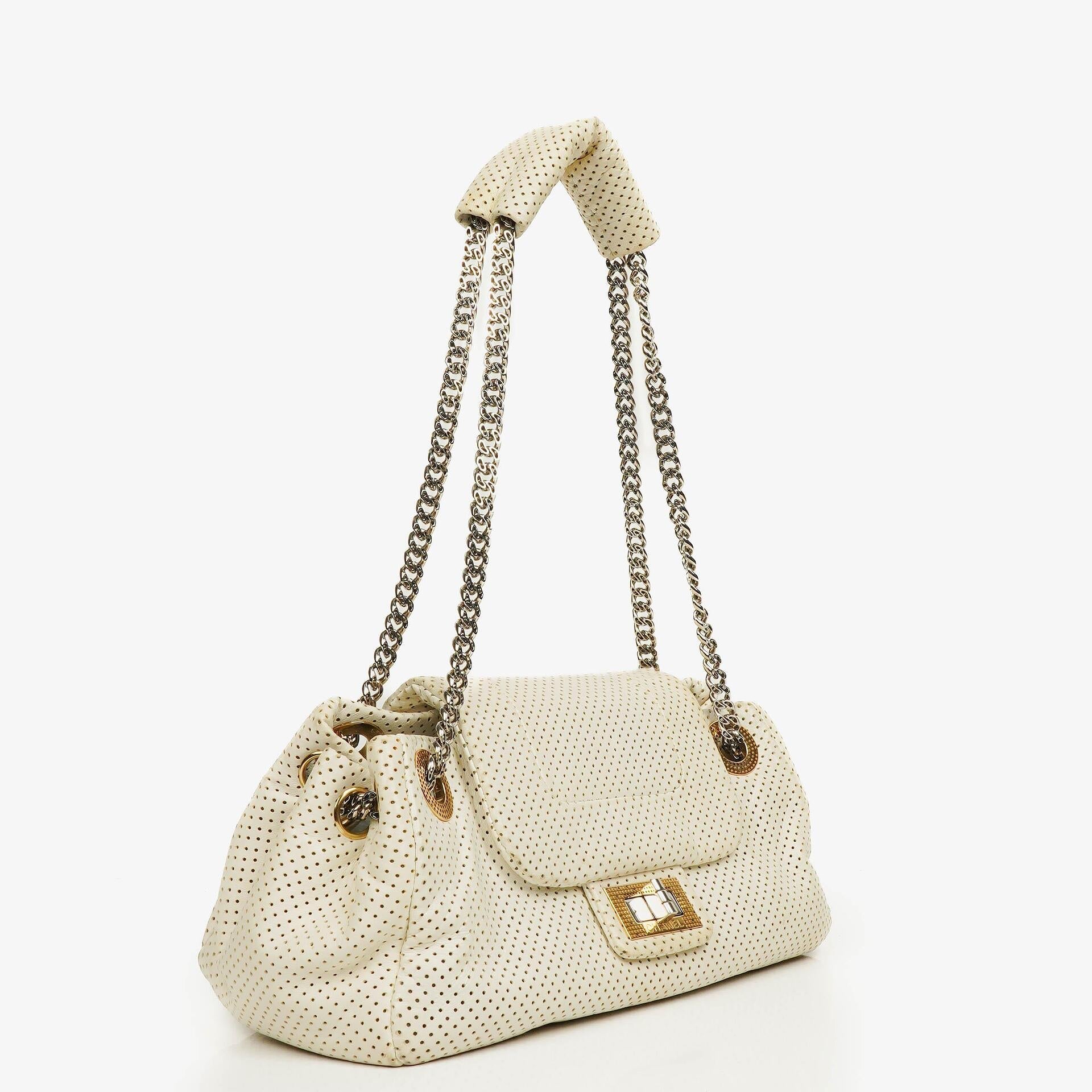 Chanel Accordion Flap Bag aus gestepptem perforiertem Leder