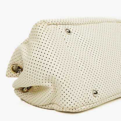 Chanel Accordion Flap Bag aus gestepptem perforiertem Leder
