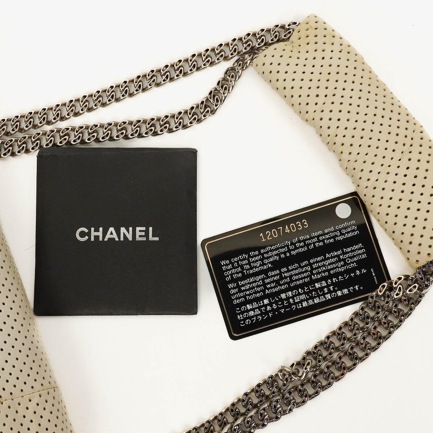 Chanel Accordion Flap Bag aus gestepptem perforiertem Leder