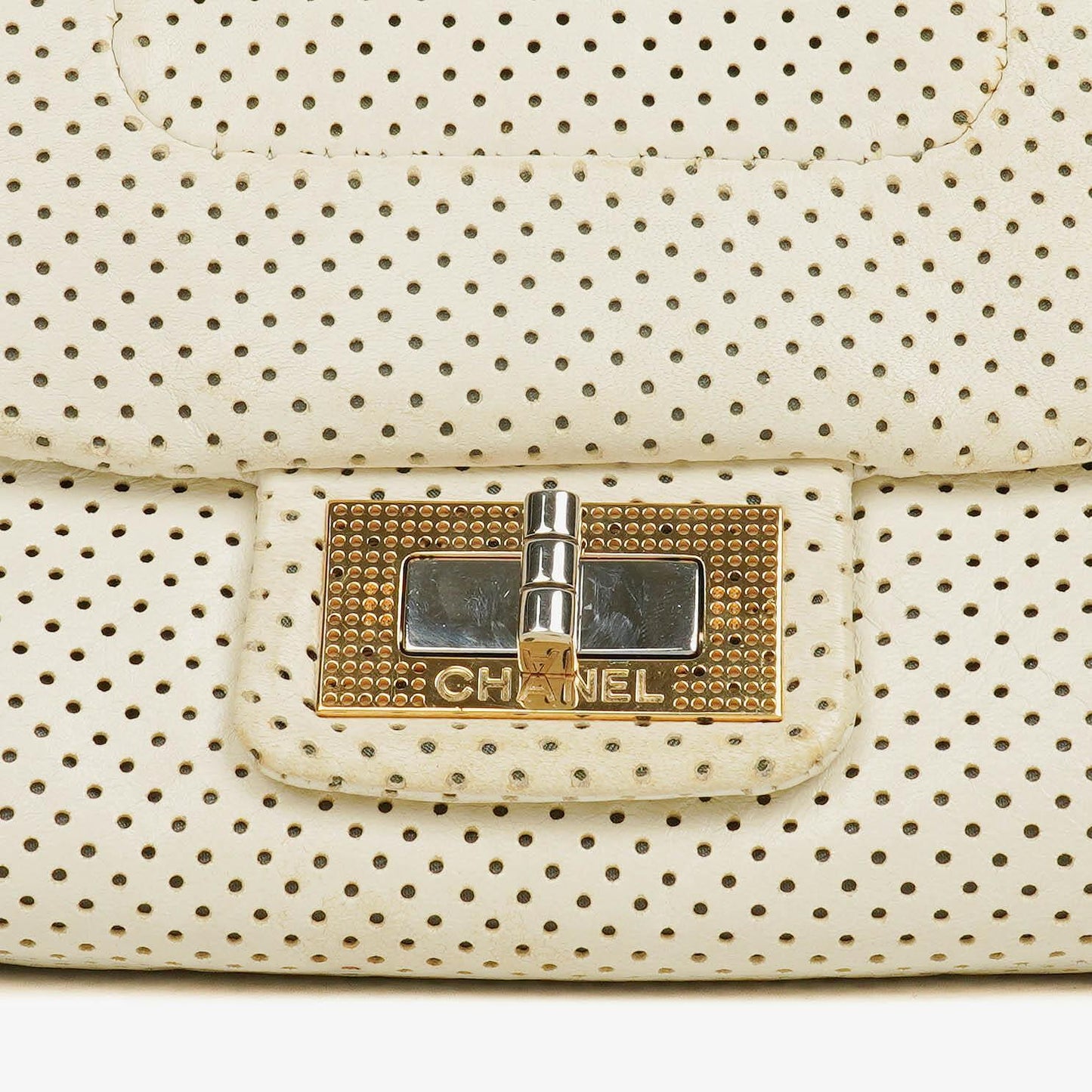 Chanel Accordion Flap Bag aus gestepptem perforiertem Leder