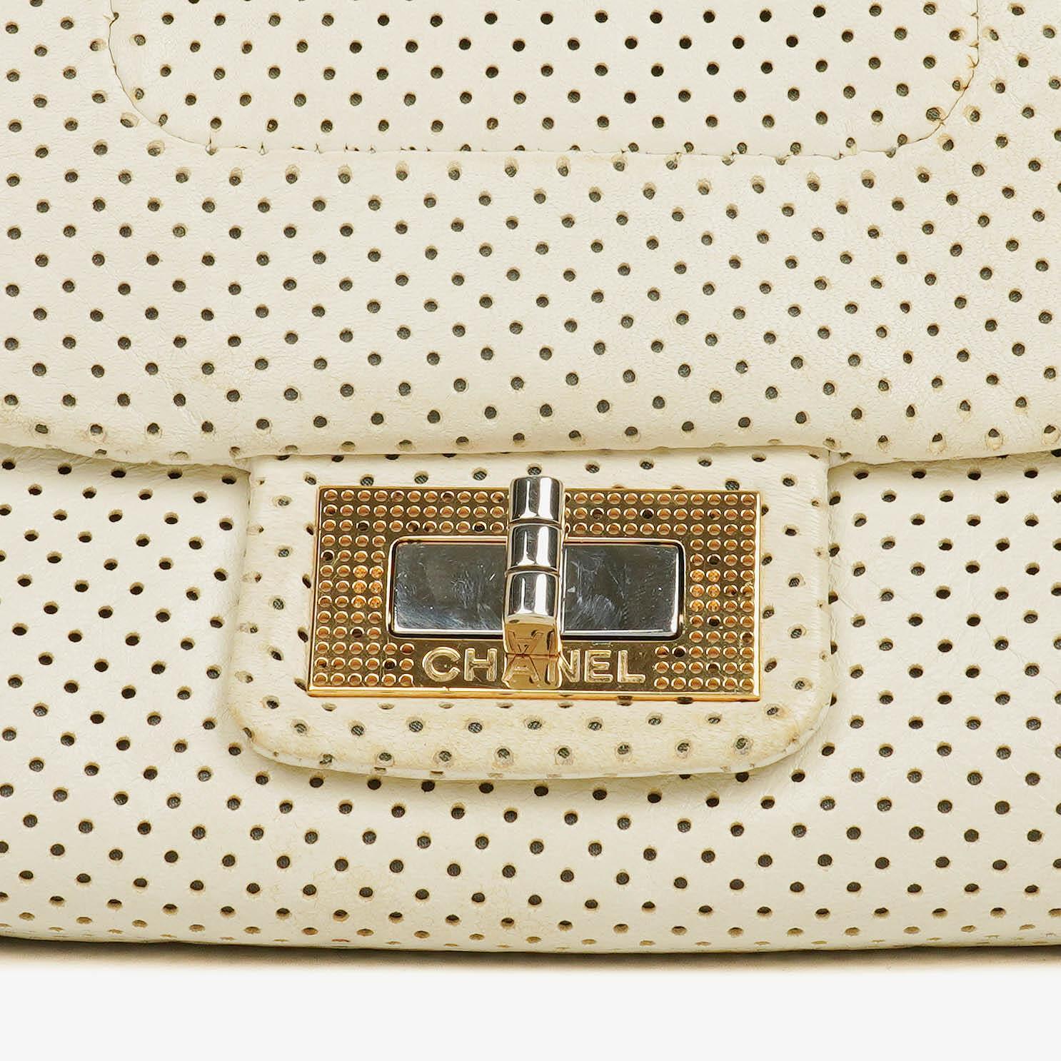 Chanel Accordion Flap Bag aus gestepptem perforiertem Leder