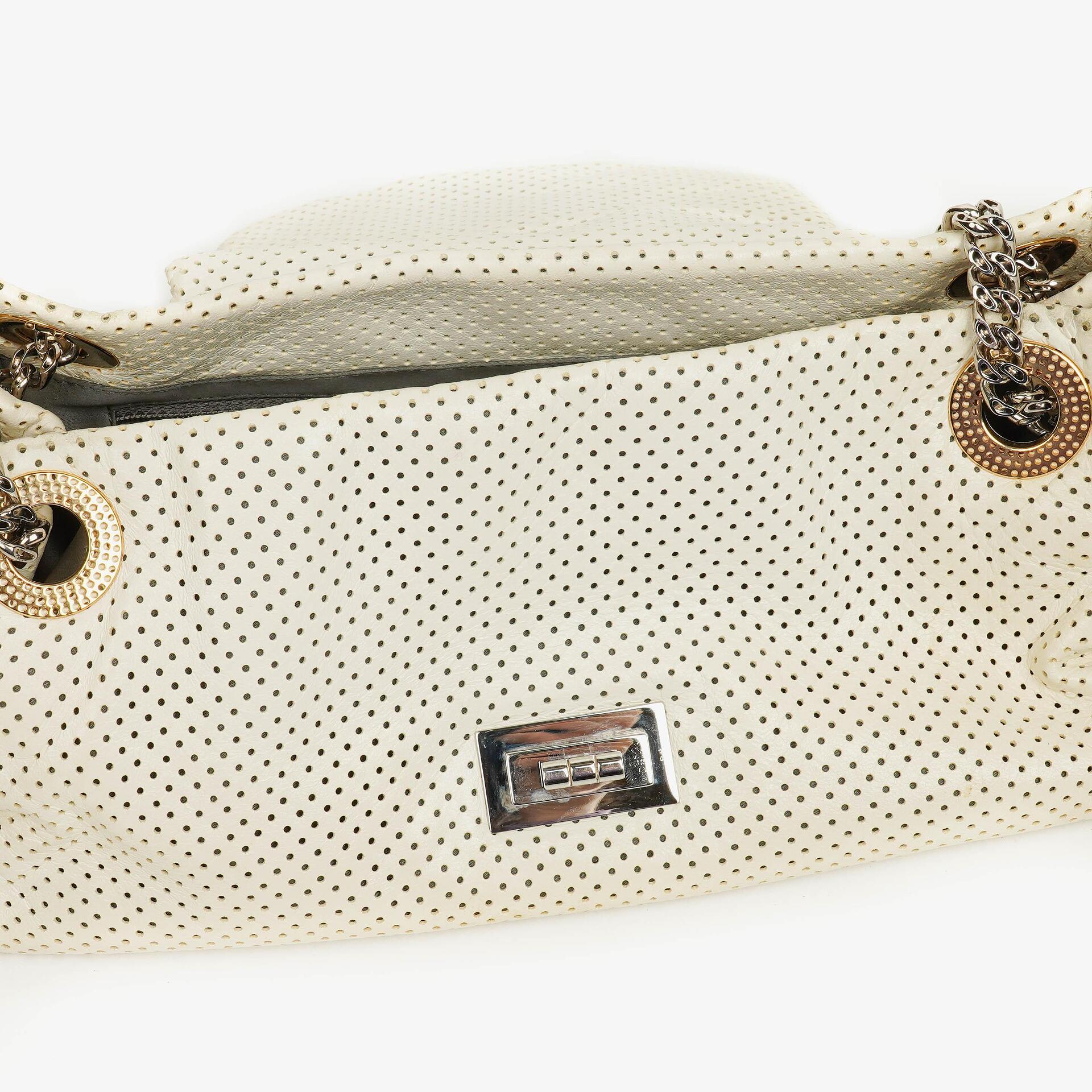 Chanel Accordion Flap Bag aus gestepptem perforiertem Leder