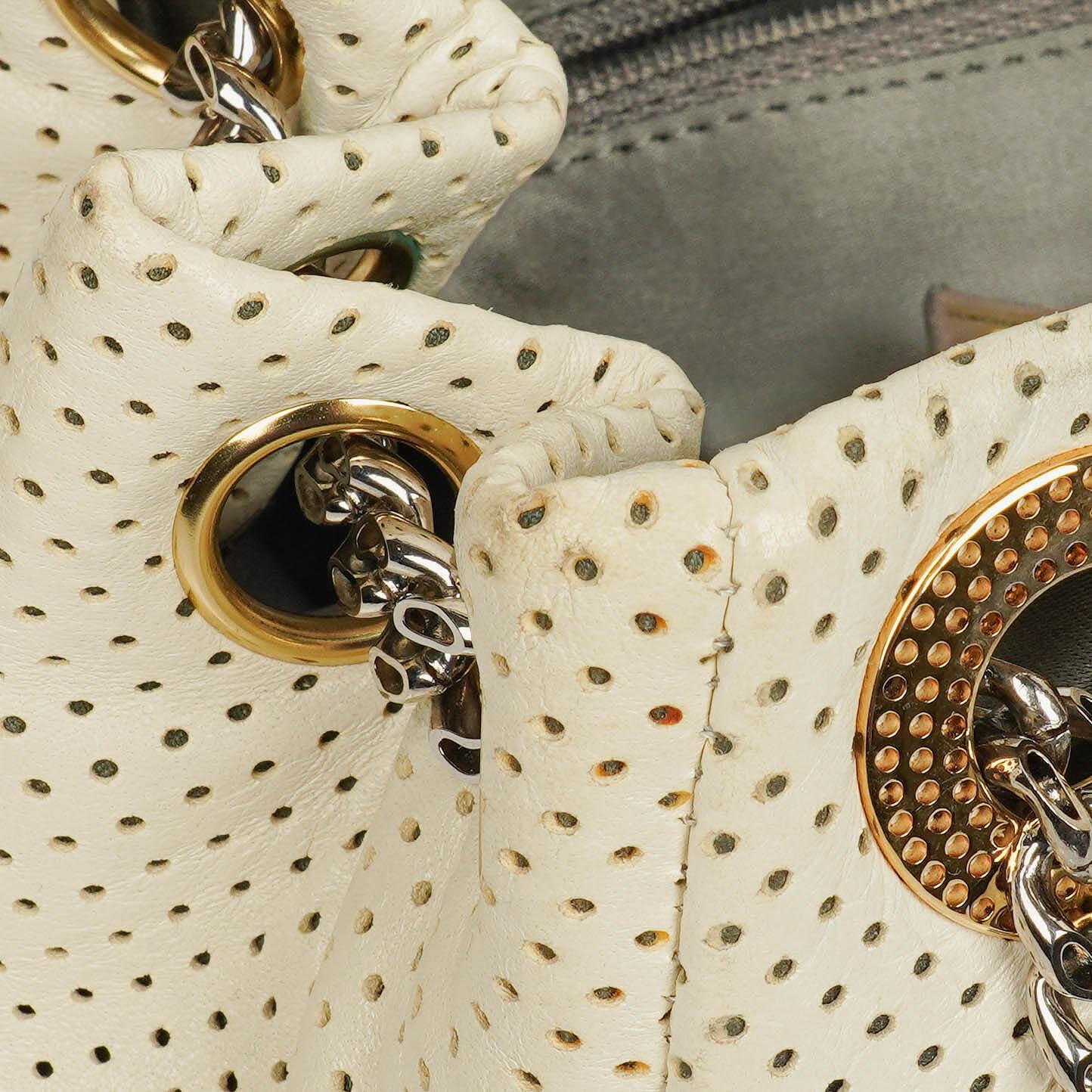 Chanel Accordion Flap Bag aus gestepptem perforiertem Leder