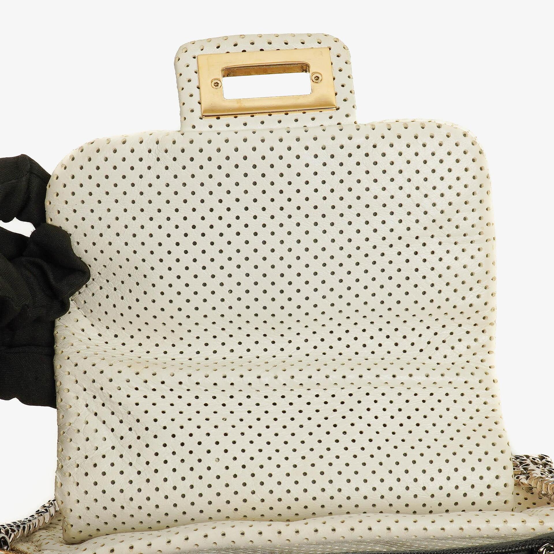 Chanel Accordion Flap Bag aus gestepptem perforiertem Leder