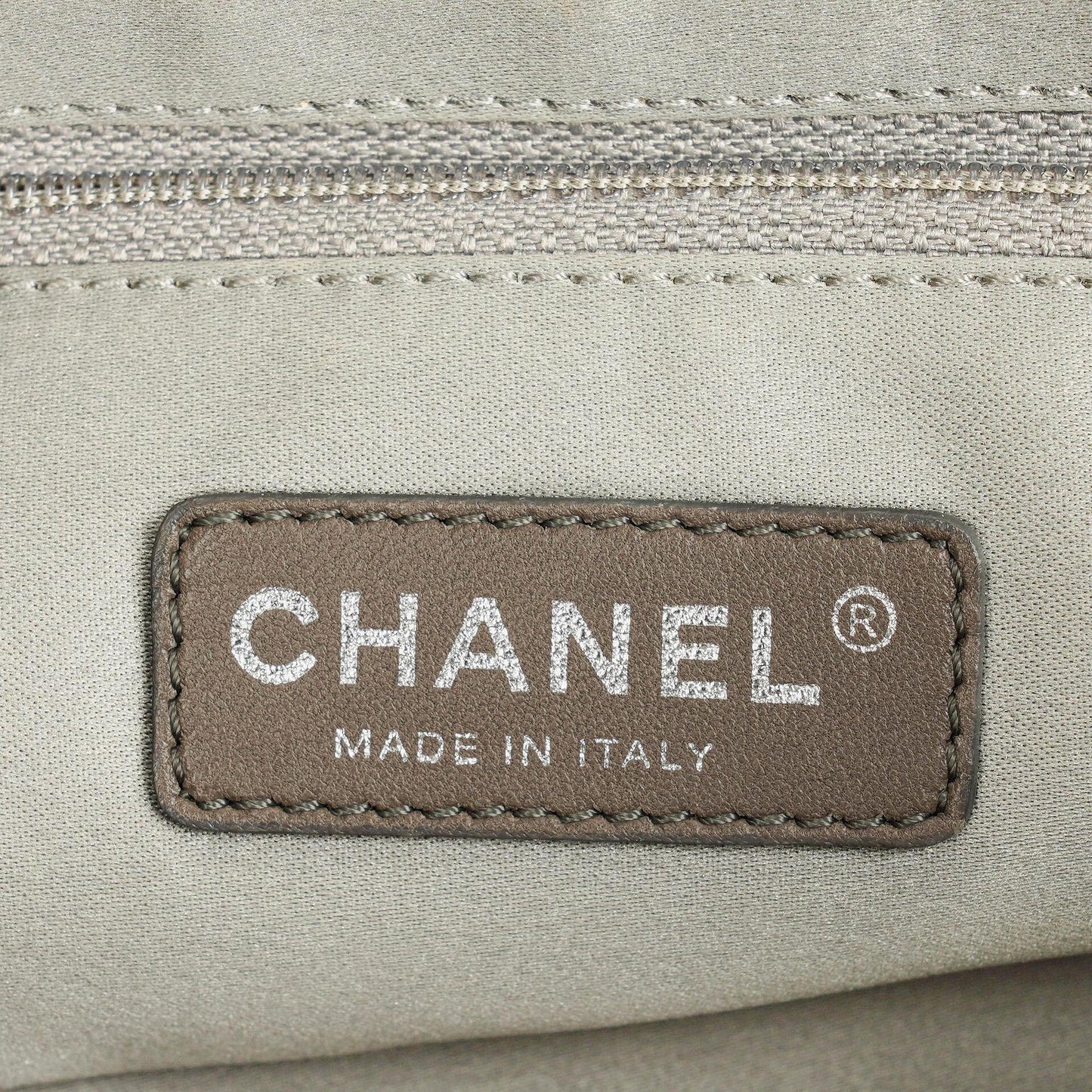 Chanel Accordion Flap Bag aus gestepptem perforiertem Leder