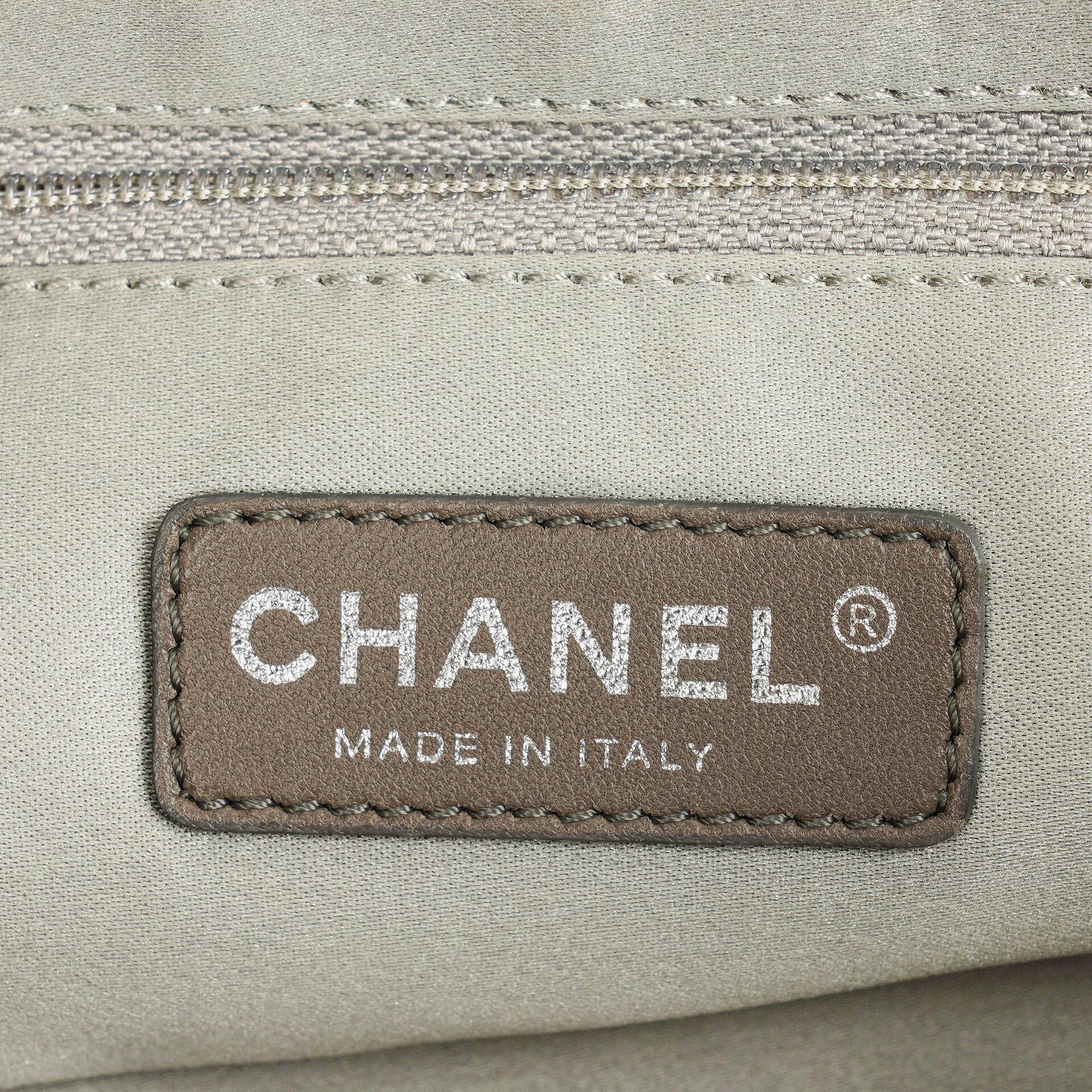 Chanel Accordion Flap Bag aus gestepptem perforiertem Leder