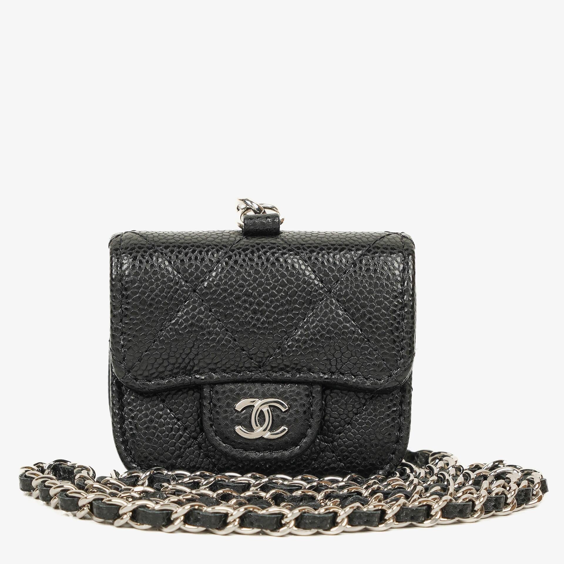 Chanel AirPods Pro Hülle aus schwarzem gestepptem Caviar-Leder mit silberfarbener Hardware