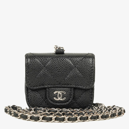 Chanel AirPods Pro Hülle aus schwarzem gestepptem Caviar-Leder mit silberfarbener Hardware