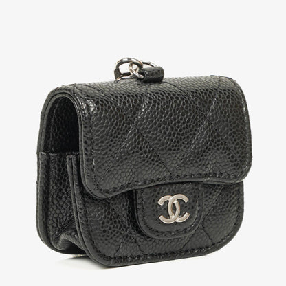 Chanel AirPods Pro Hülle aus schwarzem gestepptem Caviar-Leder mit silberfarbener Hardware