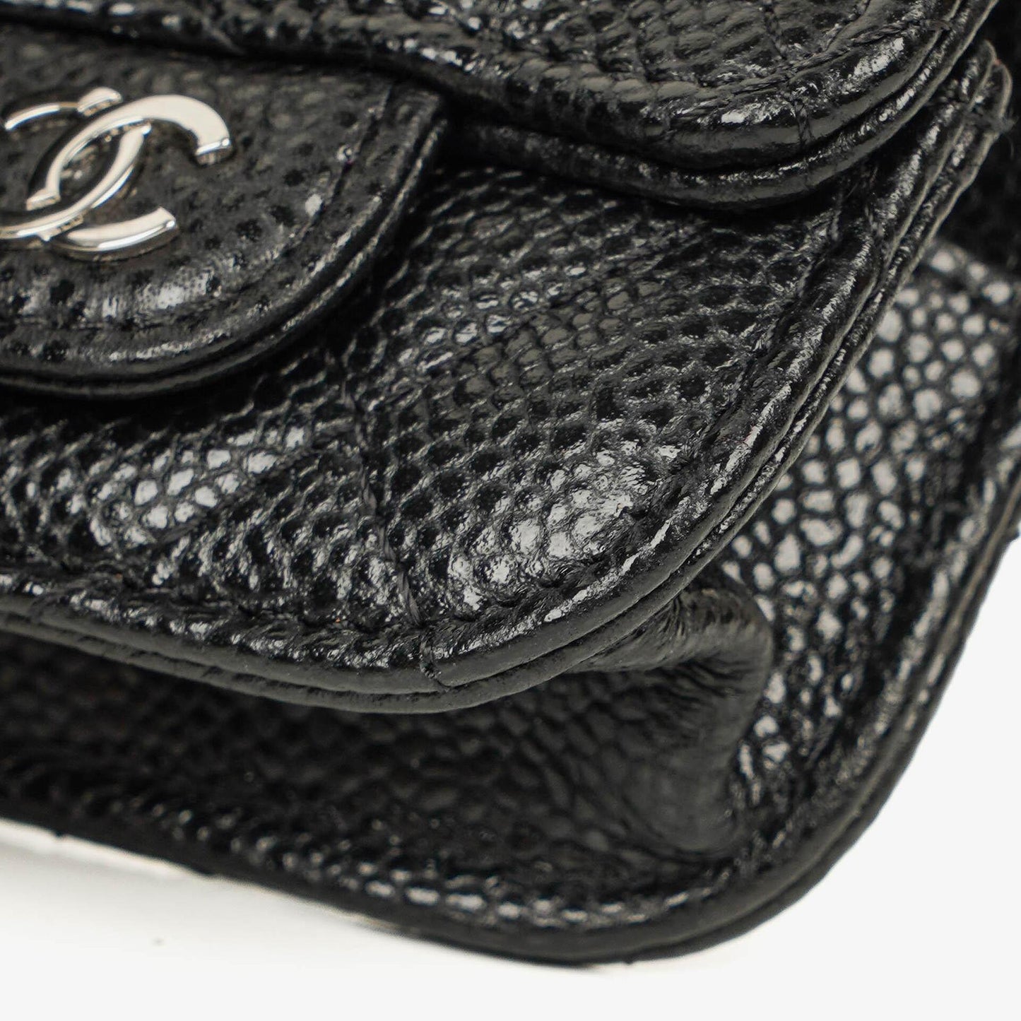 Chanel AirPods Pro Hülle aus schwarzem gestepptem Caviar-Leder mit silberfarbener Hardware