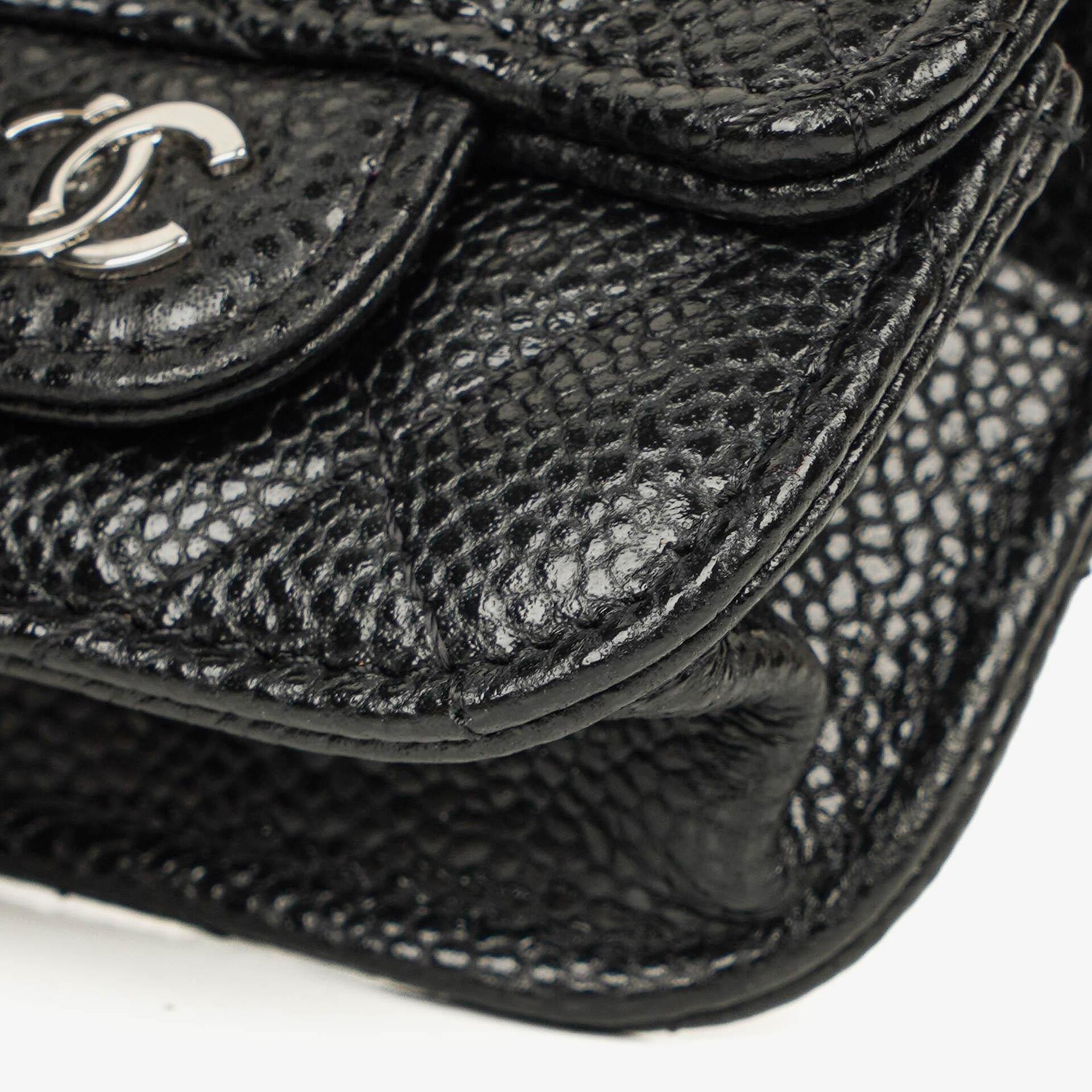 Chanel AirPods Pro Hülle aus schwarzem gestepptem Caviar-Leder mit silberfarbener Hardware