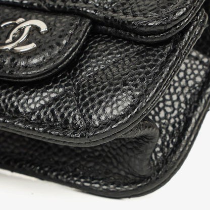 Chanel AirPods Pro Hülle aus schwarzem gestepptem Caviar-Leder mit silberfarbener Hardware