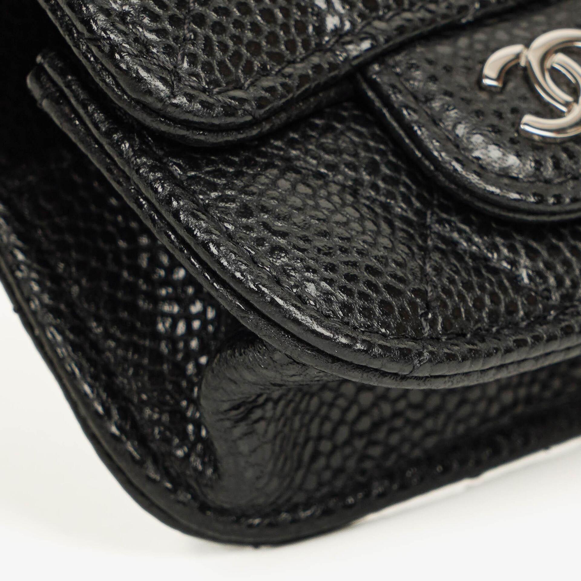 Chanel AirPods Pro Hülle aus schwarzem gestepptem Caviar-Leder mit silberfarbener Hardware