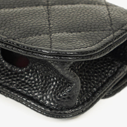 Chanel AirPods Pro Hülle aus schwarzem gestepptem Caviar-Leder mit silberfarbener Hardware