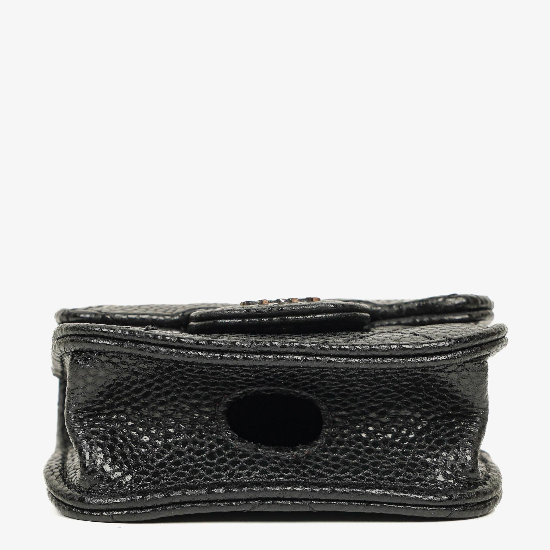 Chanel AirPods Pro Hülle aus schwarzem gestepptem Caviar-Leder mit silberfarbener Hardware