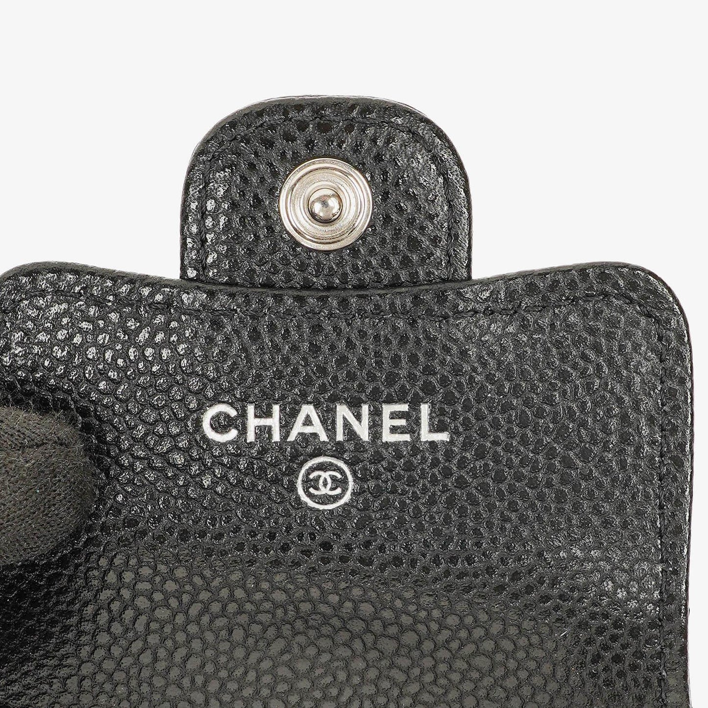Chanel AirPods Pro Hülle aus schwarzem gestepptem Caviar-Leder mit silberfarbener Hardware
