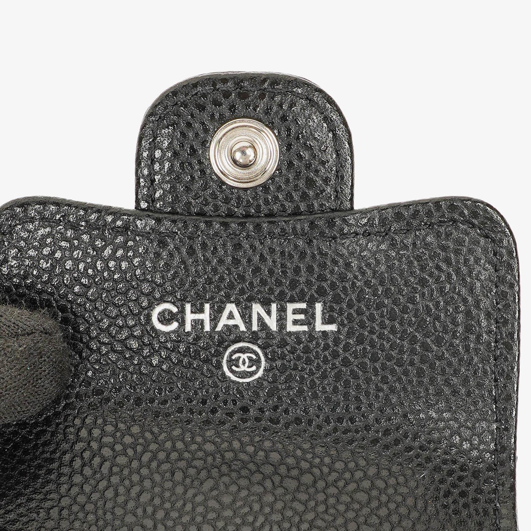 Chanel AirPods Pro Hülle aus schwarzem gestepptem Caviar-Leder mit silberfarbener Hardware