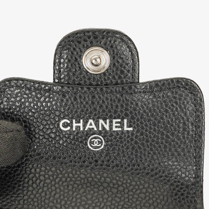 Chanel AirPods Pro Hülle aus schwarzem gestepptem Caviar-Leder mit silberfarbener Hardware
