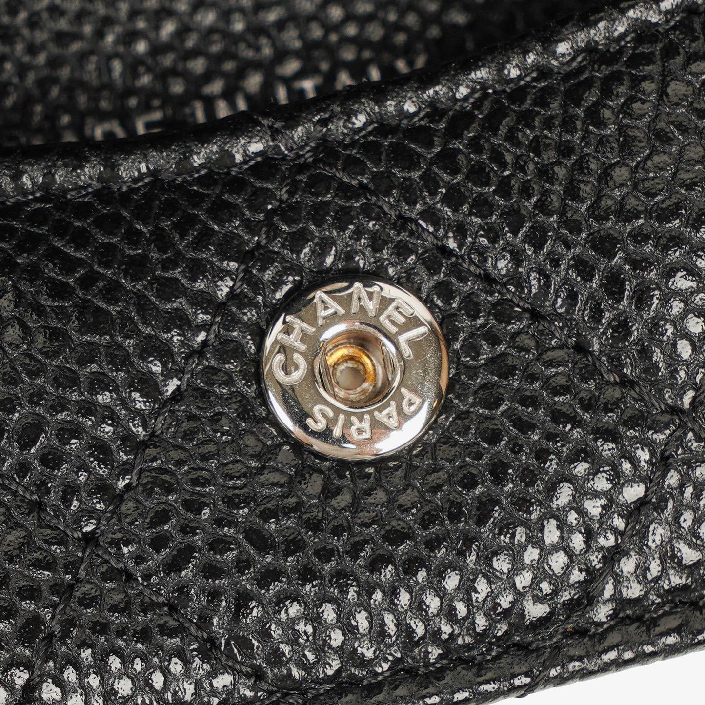 Chanel AirPods Pro Hülle aus schwarzem gestepptem Caviar-Leder mit silberfarbener Hardware