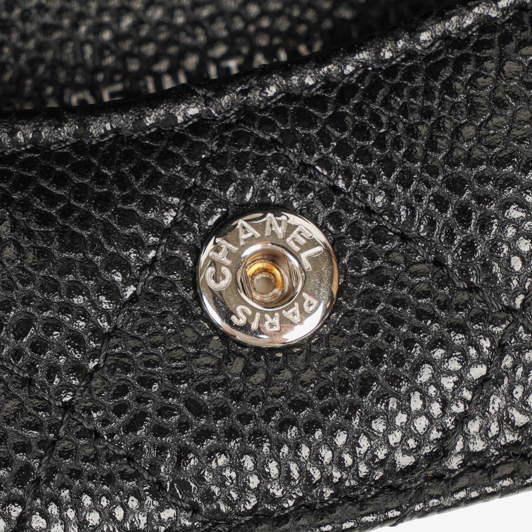 Chanel AirPods Pro Hülle aus schwarzem gestepptem Caviar-Leder mit silberfarbener Hardware