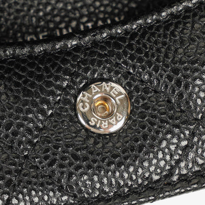 Chanel AirPods Pro Hülle aus schwarzem gestepptem Caviar-Leder mit silberfarbener Hardware