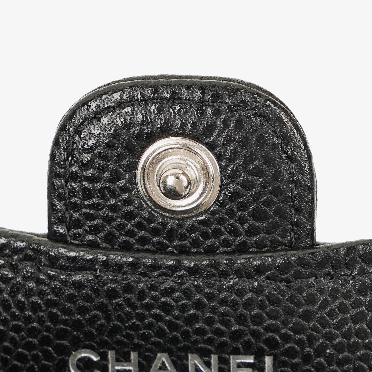 Chanel AirPods Pro Hülle aus schwarzem gestepptem Caviar-Leder mit silberfarbener Hardware