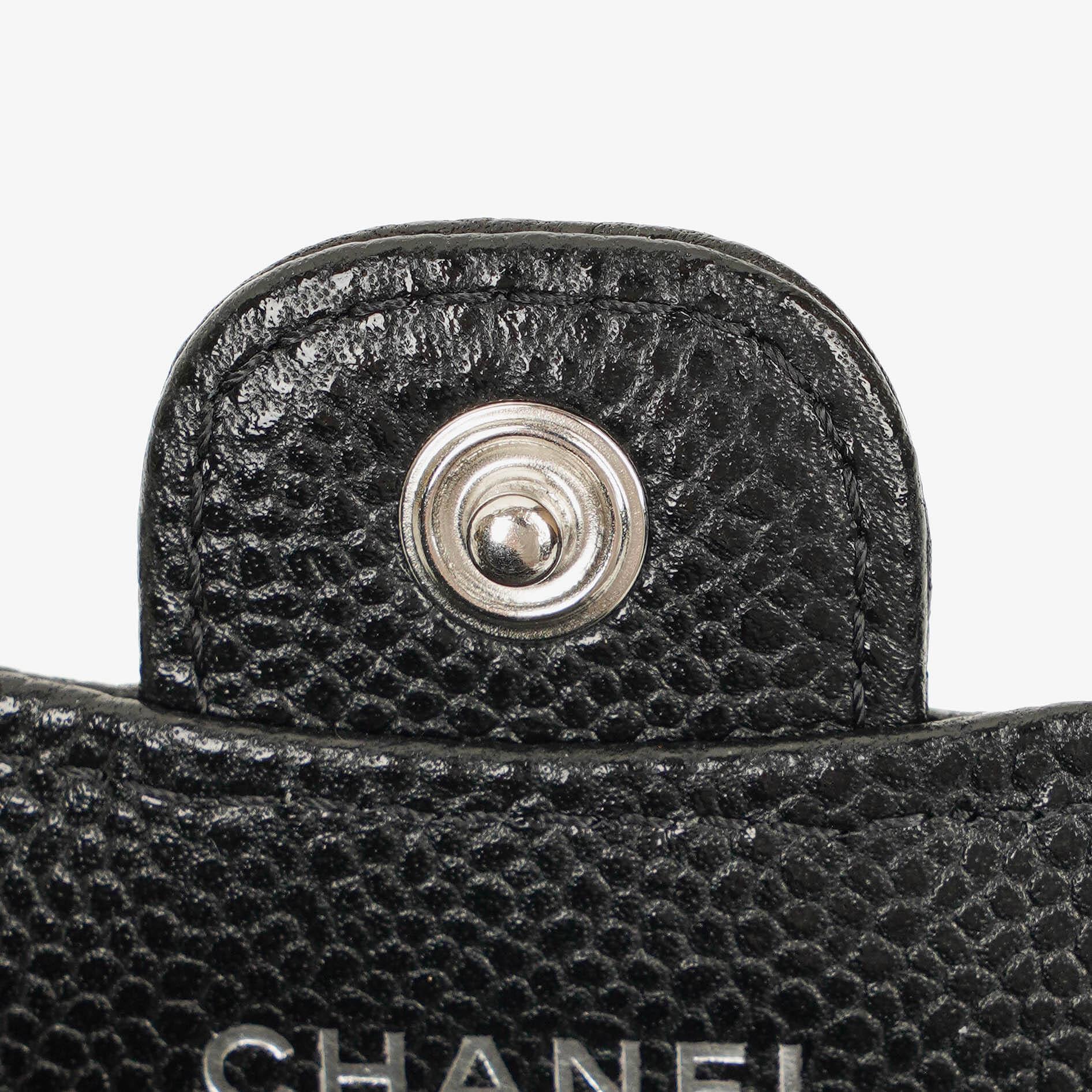 Chanel AirPods Pro Hülle aus schwarzem gestepptem Caviar-Leder mit silberfarbener Hardware