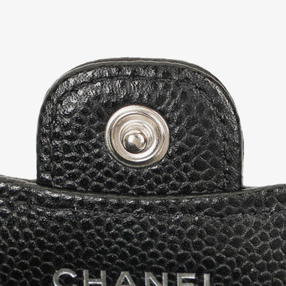 Chanel AirPods Pro Hülle aus schwarzem gestepptem Caviar-Leder mit silberfarbener Hardware