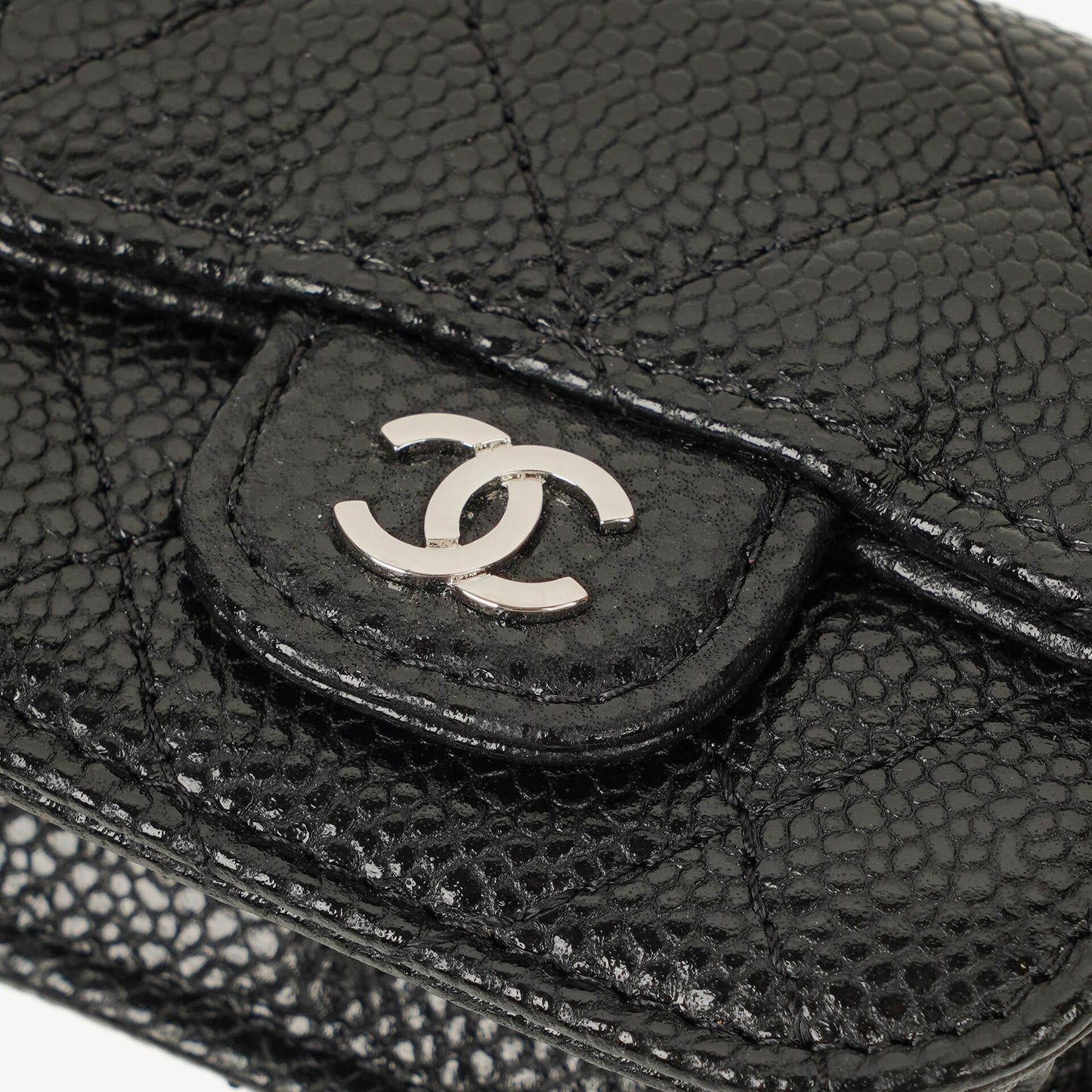 Chanel AirPods Pro Hülle aus schwarzem gestepptem Caviar-Leder mit silberfarbener Hardware