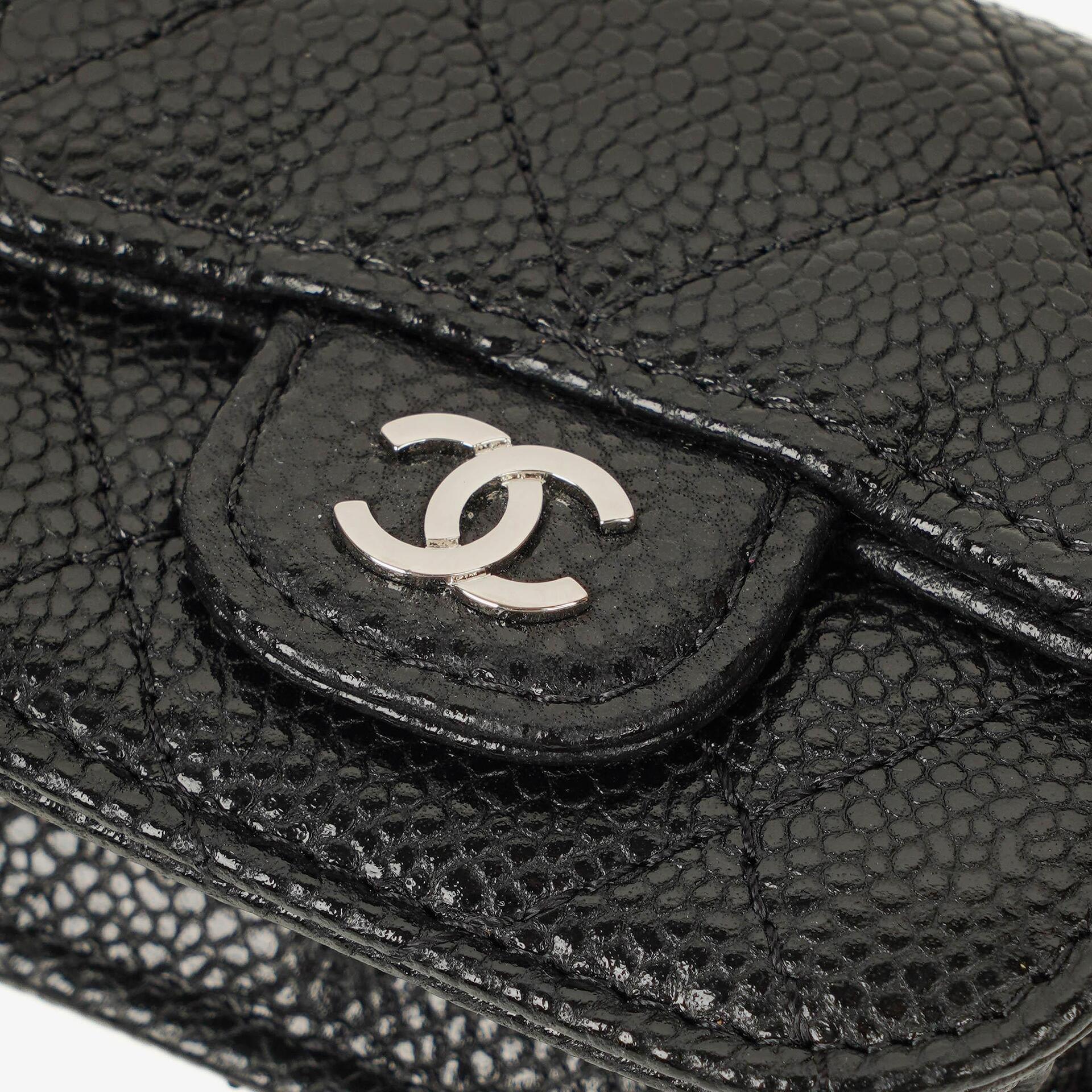 Chanel AirPods Pro Hülle aus schwarzem gestepptem Caviar-Leder mit silberfarbener Hardware