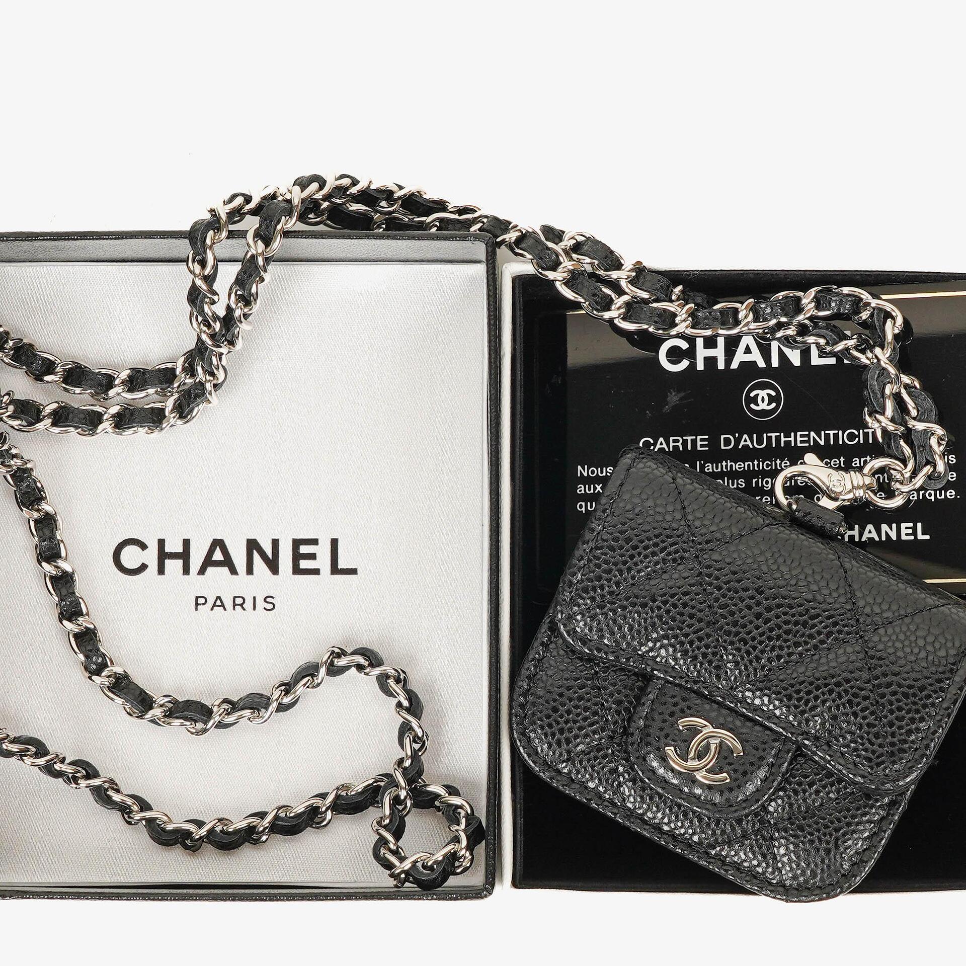 Chanel AirPods Pro Hülle aus schwarzem gestepptem Caviar-Leder mit silberfarbener Hardware