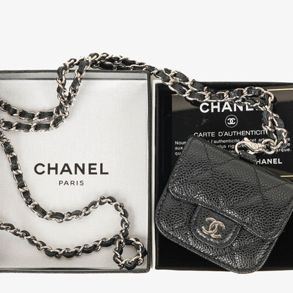 Chanel AirPods Pro Hülle aus schwarzem gestepptem Caviar-Leder mit silberfarbener Hardware