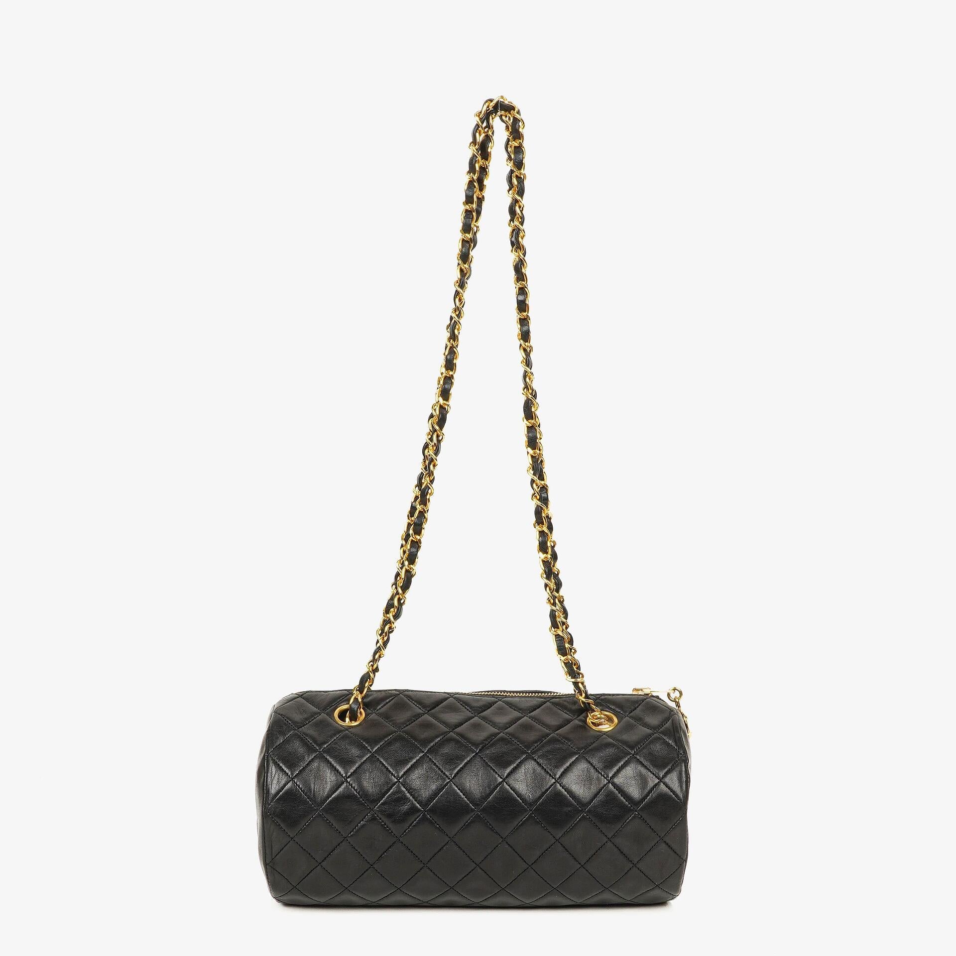 CHANEL Barrel Schultertasche aus schwarzem gestepptem Leder