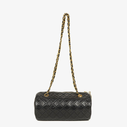 CHANEL Barrel Schultertasche aus schwarzem gestepptem Leder
