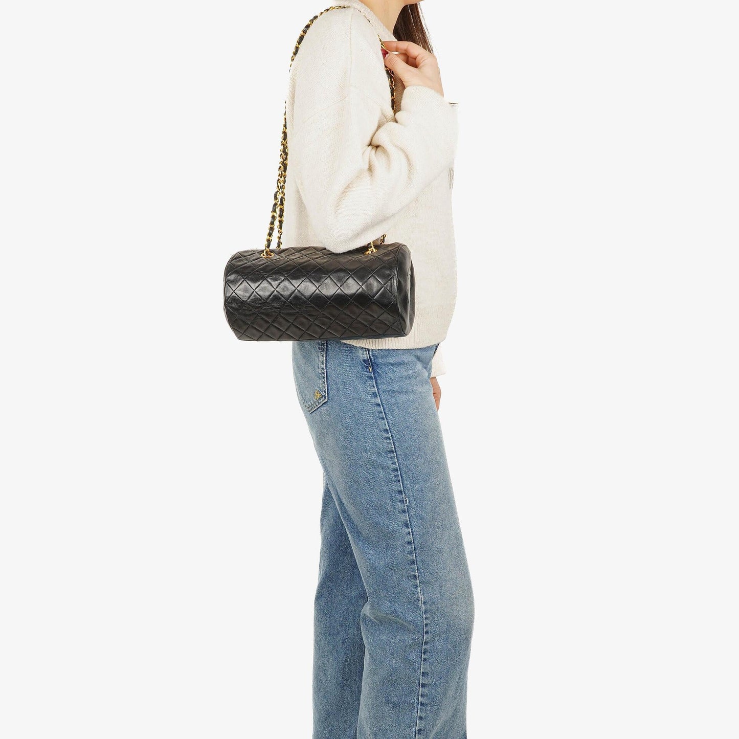 CHANEL Barrel Schultertasche aus schwarzem gestepptem Leder