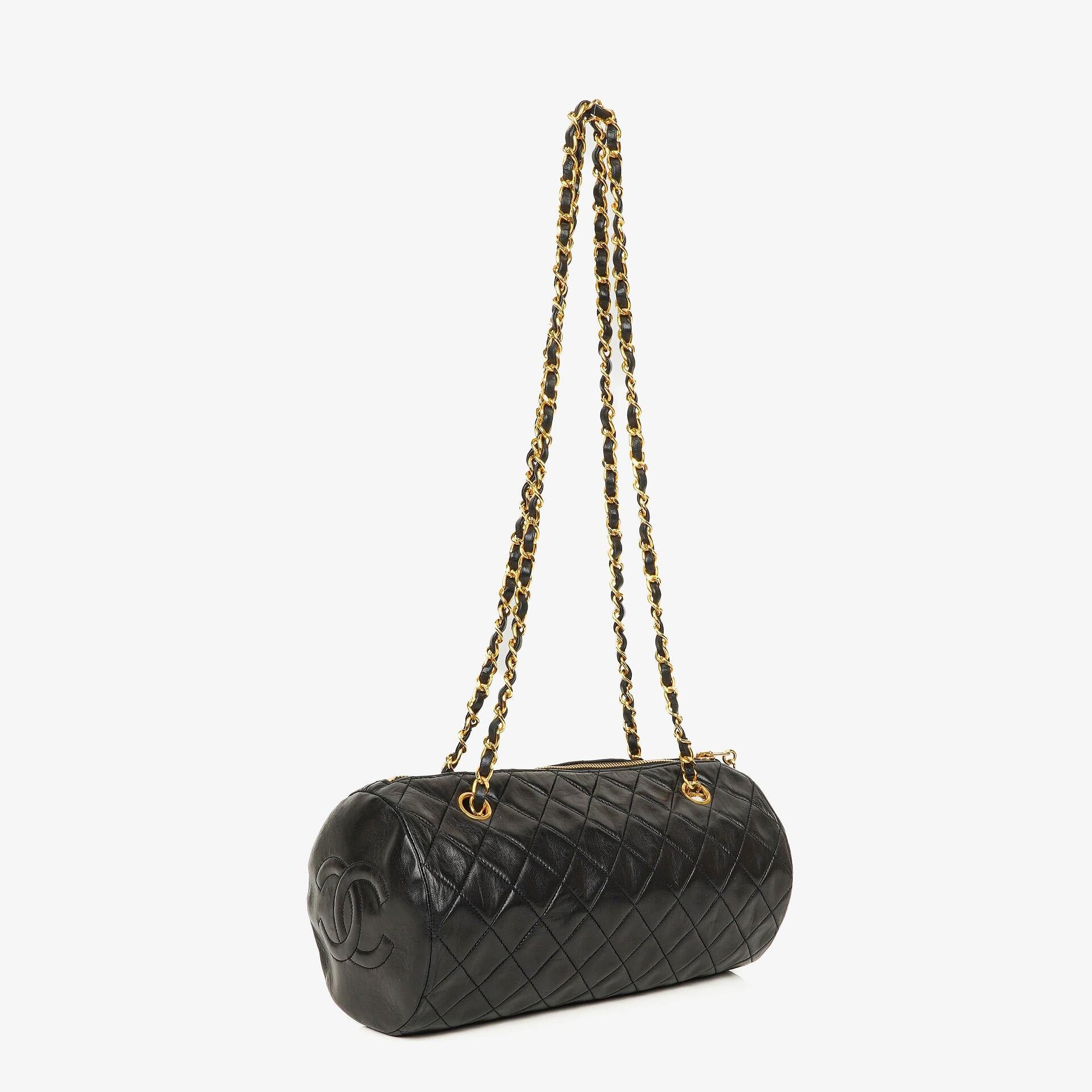 CHANEL Barrel Schultertasche aus schwarzem gestepptem Leder