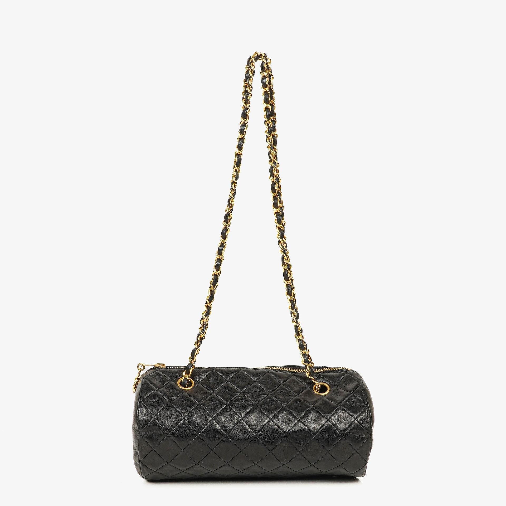 CHANEL Barrel Schultertasche aus schwarzem gestepptem Leder
