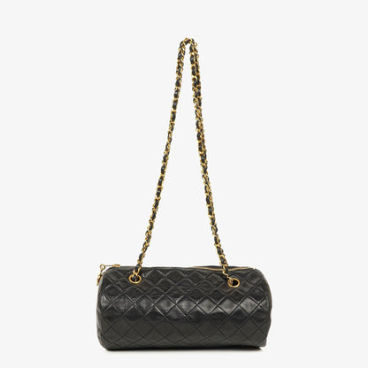CHANEL Barrel Schultertasche aus schwarzem gestepptem Leder